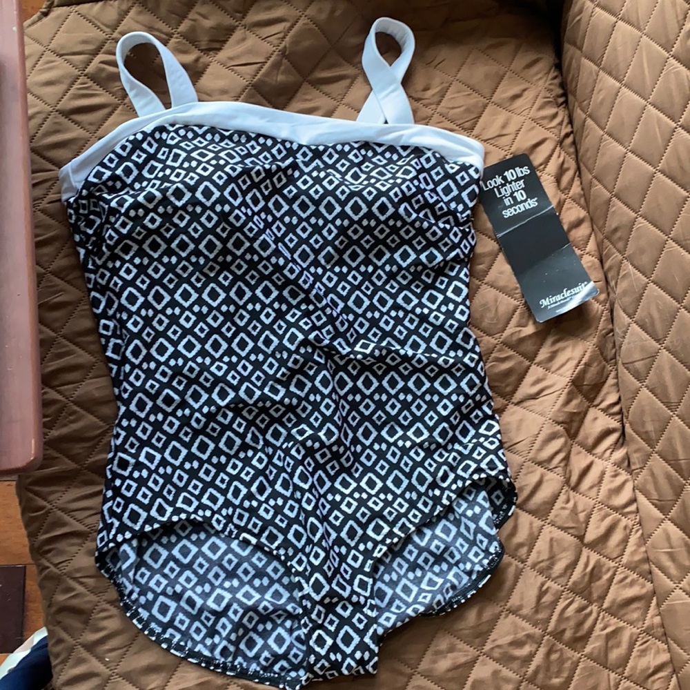 Miraclesuit One Piece Black&White Swimsuit 18W NWT